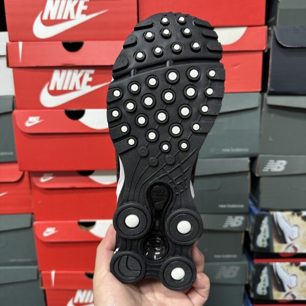 Nike Shox R2 x Supreme 