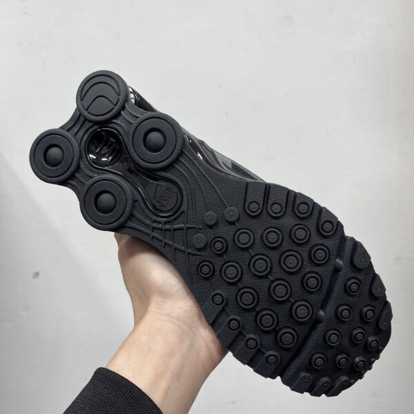 Nike Shox R2 x Supreme 